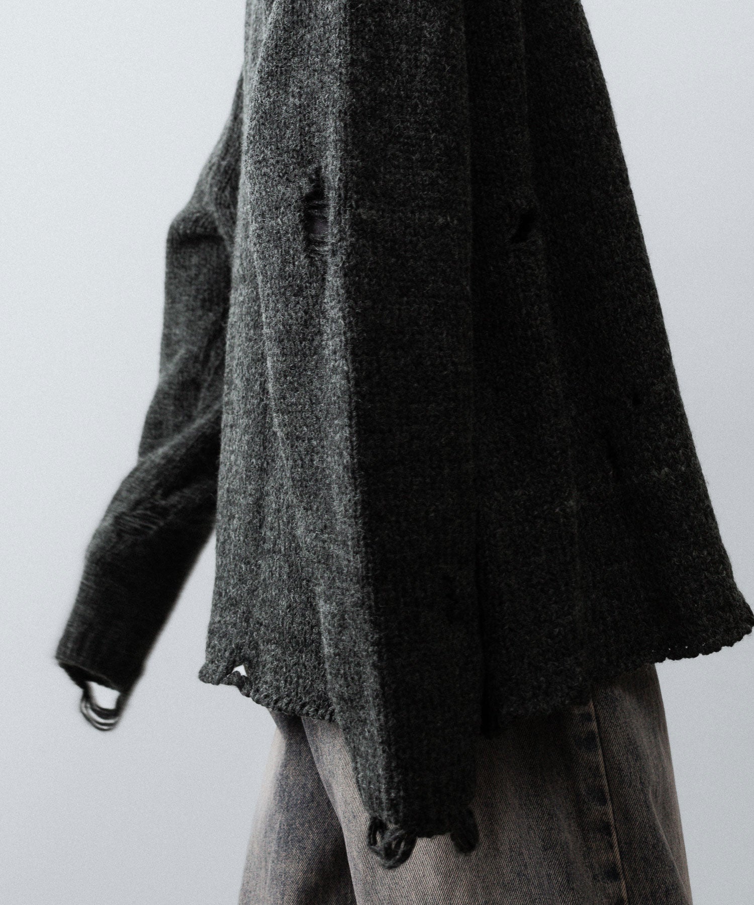 【CODA】DARK GREY 90S ROUND NECK THRASHED CARDIGAN - DARK GREY
