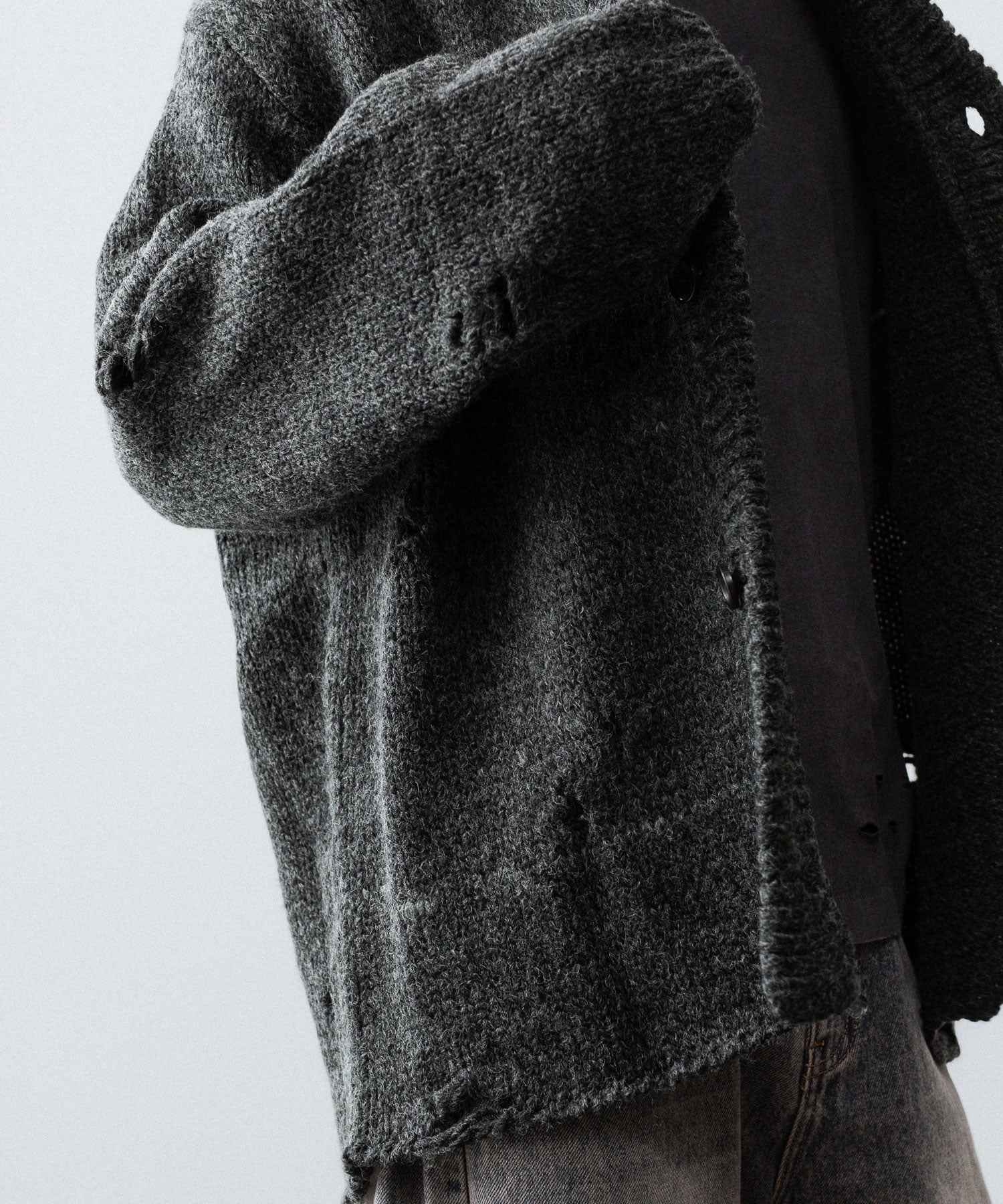 【CODA】DARK GREY 90S ROUND NECK THRASHED CARDIGAN - DARK GREY