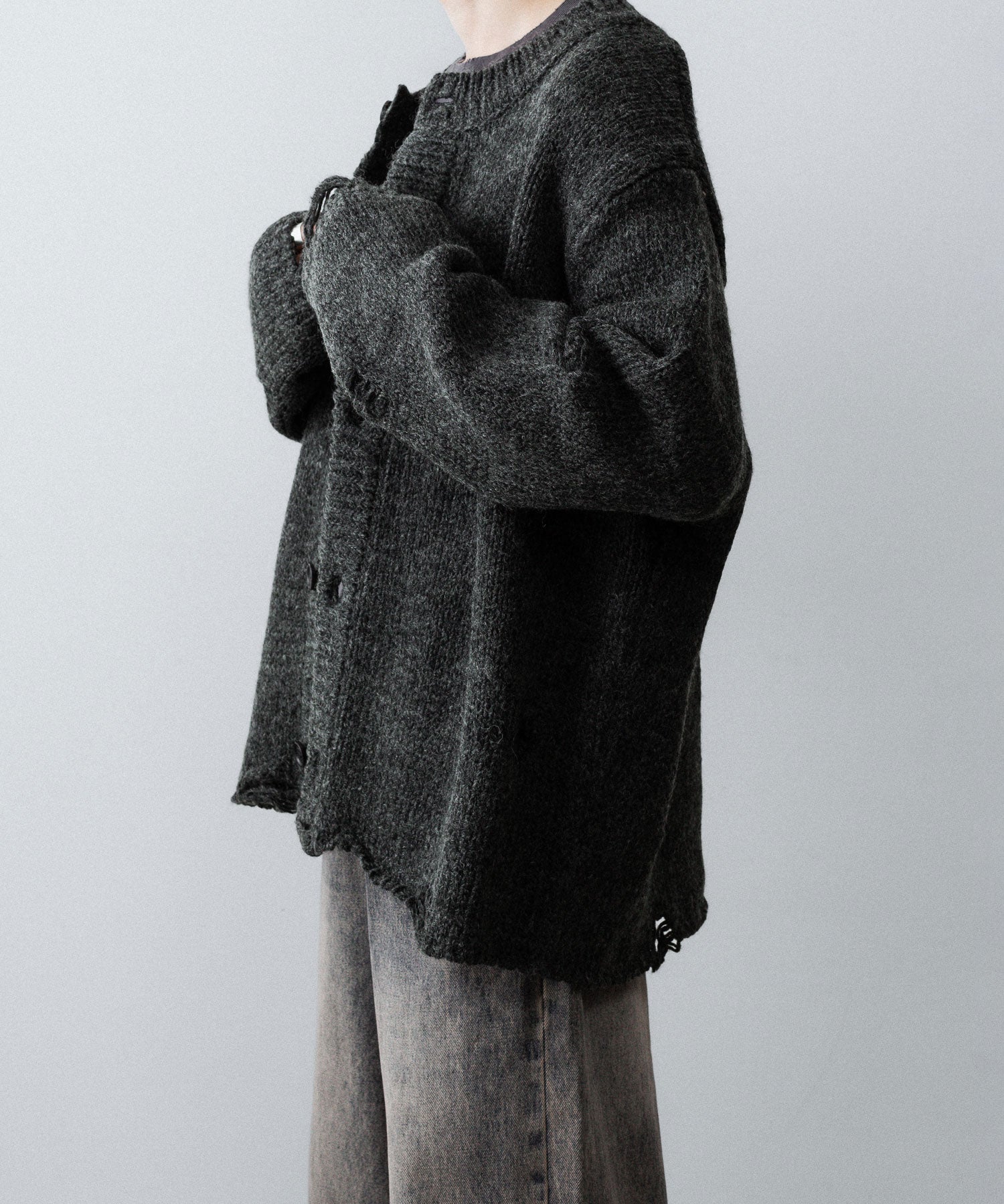 【CODA】DARK GREY 90S ROUND NECK THRASHED CARDIGAN - DARK GREY