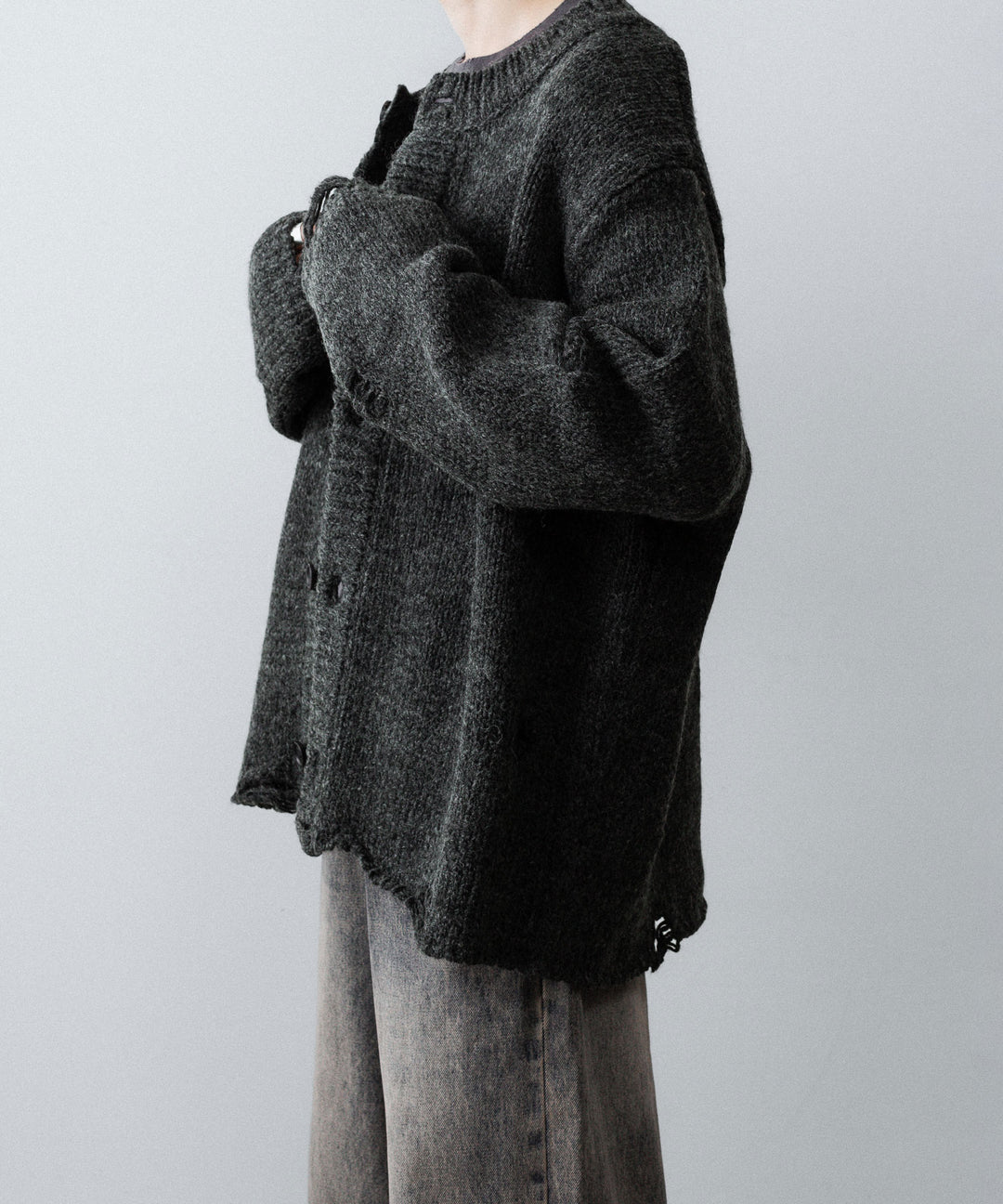 【CODA】DARK GREY 90S ROUND NECK THRASHED CARDIGAN - DARK GREY