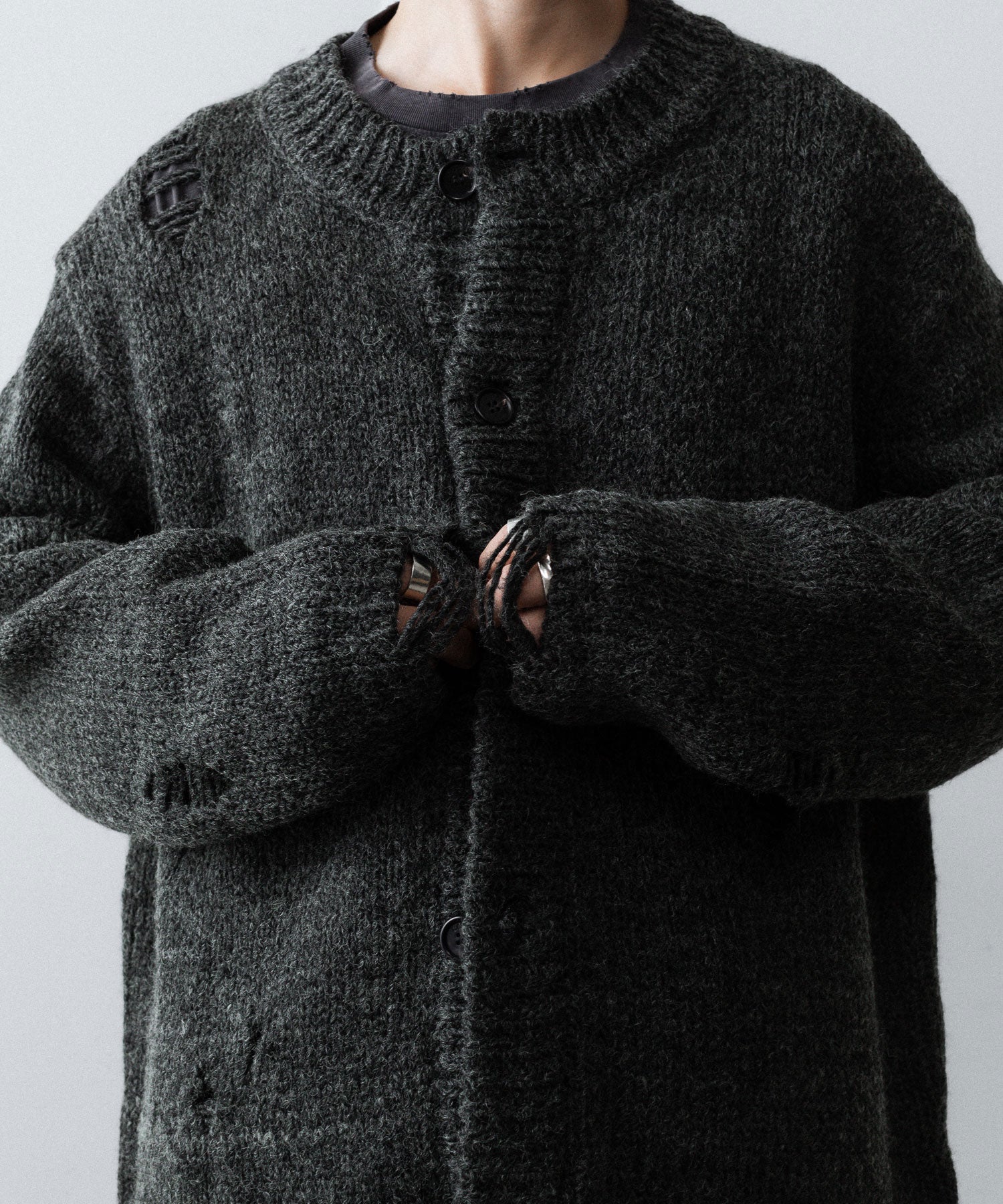 【CODA】DARK GREY 90S ROUND NECK THRASHED CARDIGAN - DARK GREY