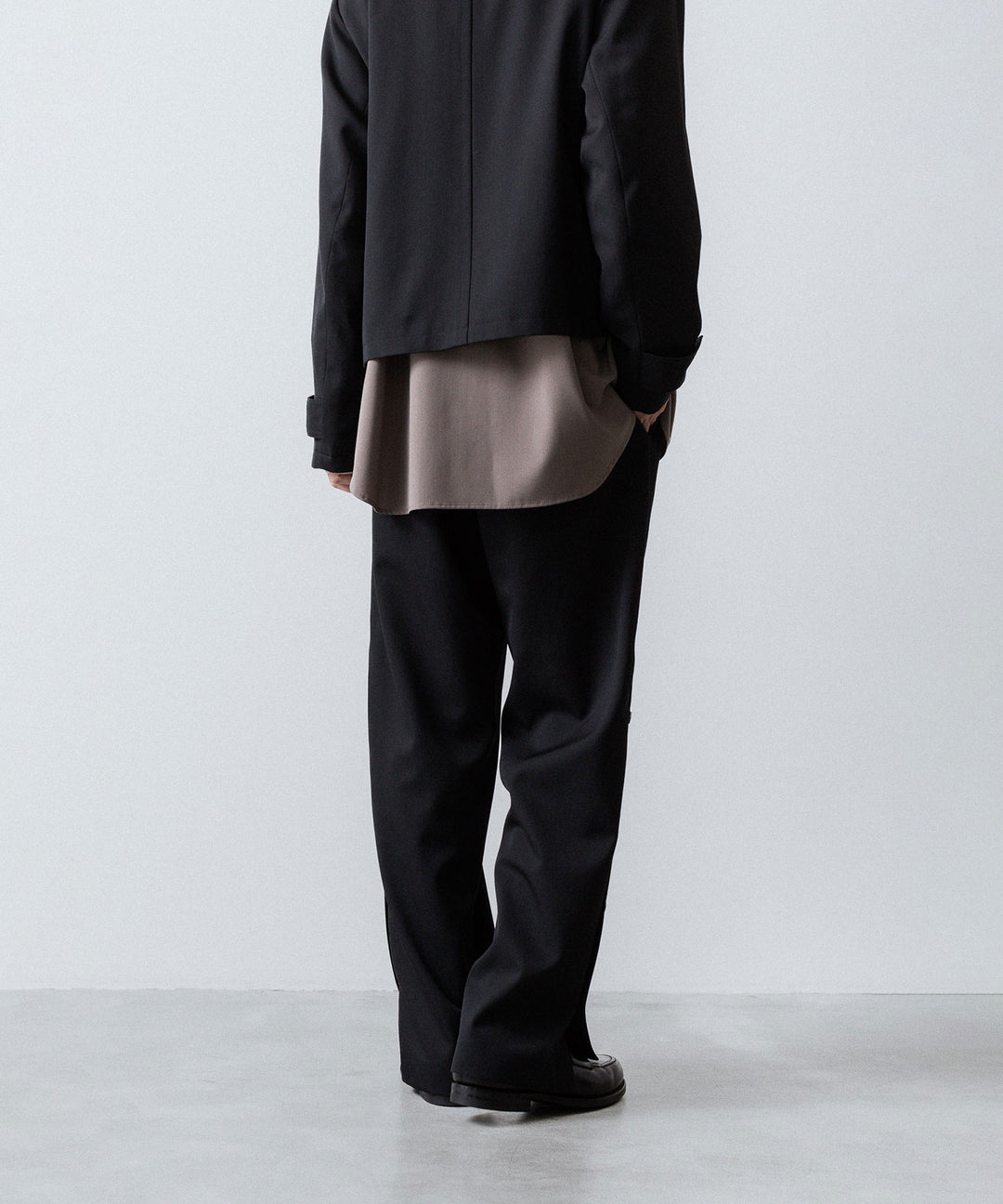 UJOH - ウジョーのBUTTON SLIT PNTのBLACK 公式通販サイトsession福岡セレクトショップ