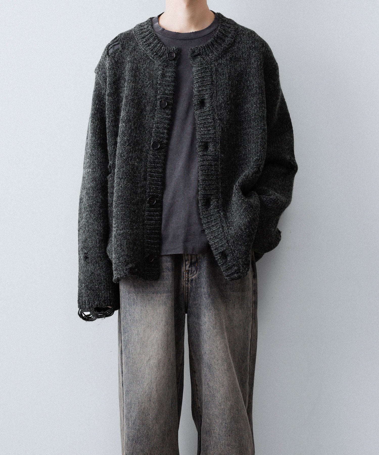 【CODA】DARK GREY 90S ROUND NECK THRASHED CARDIGAN - DARK GREY