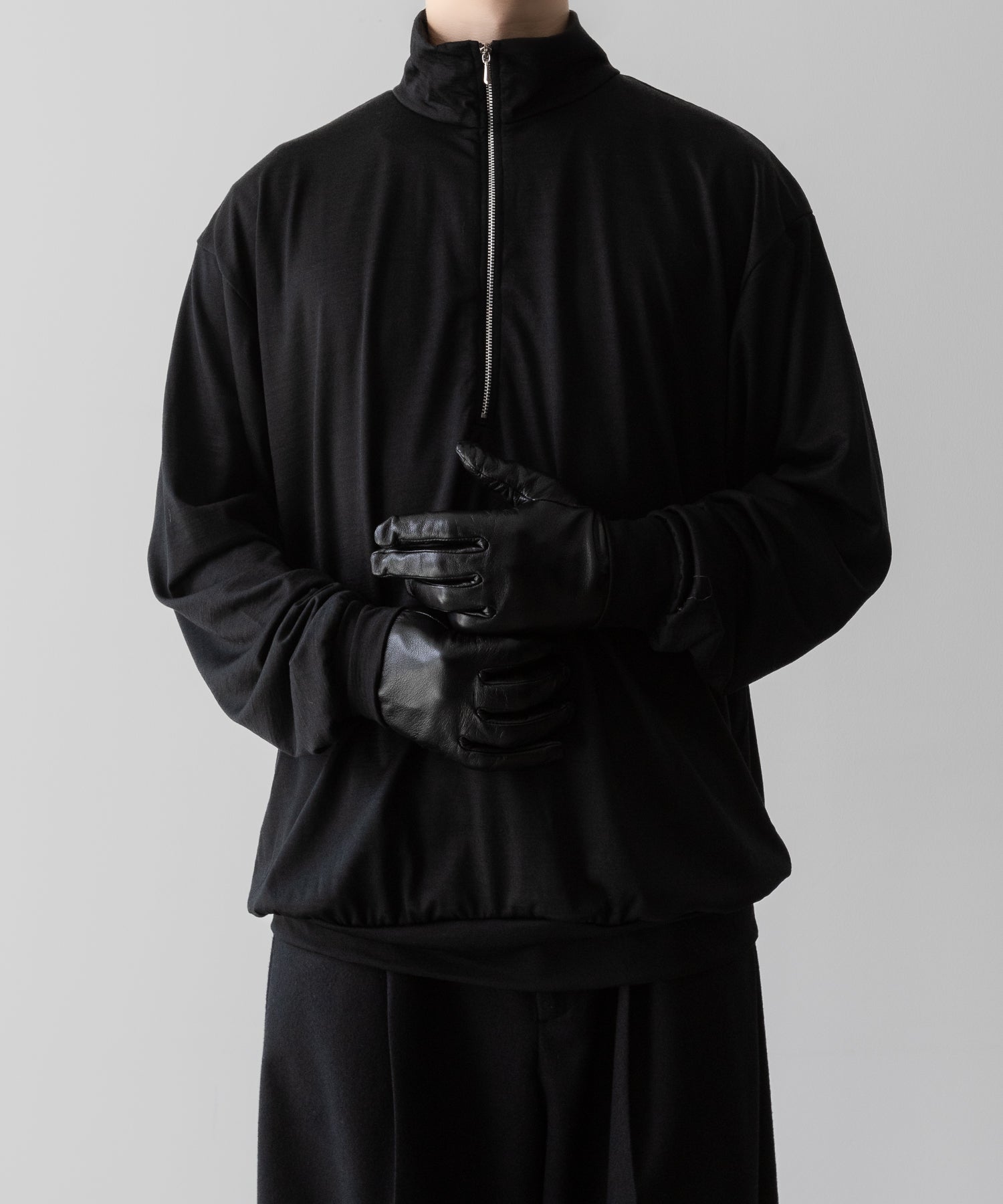 INTÉRIM(インテリム)のEXTRA FINE MERINO WOOL JERSEY HIGH NECK HALF ZIP - BLACKの公式通販サイトsession福岡セレクトショップ