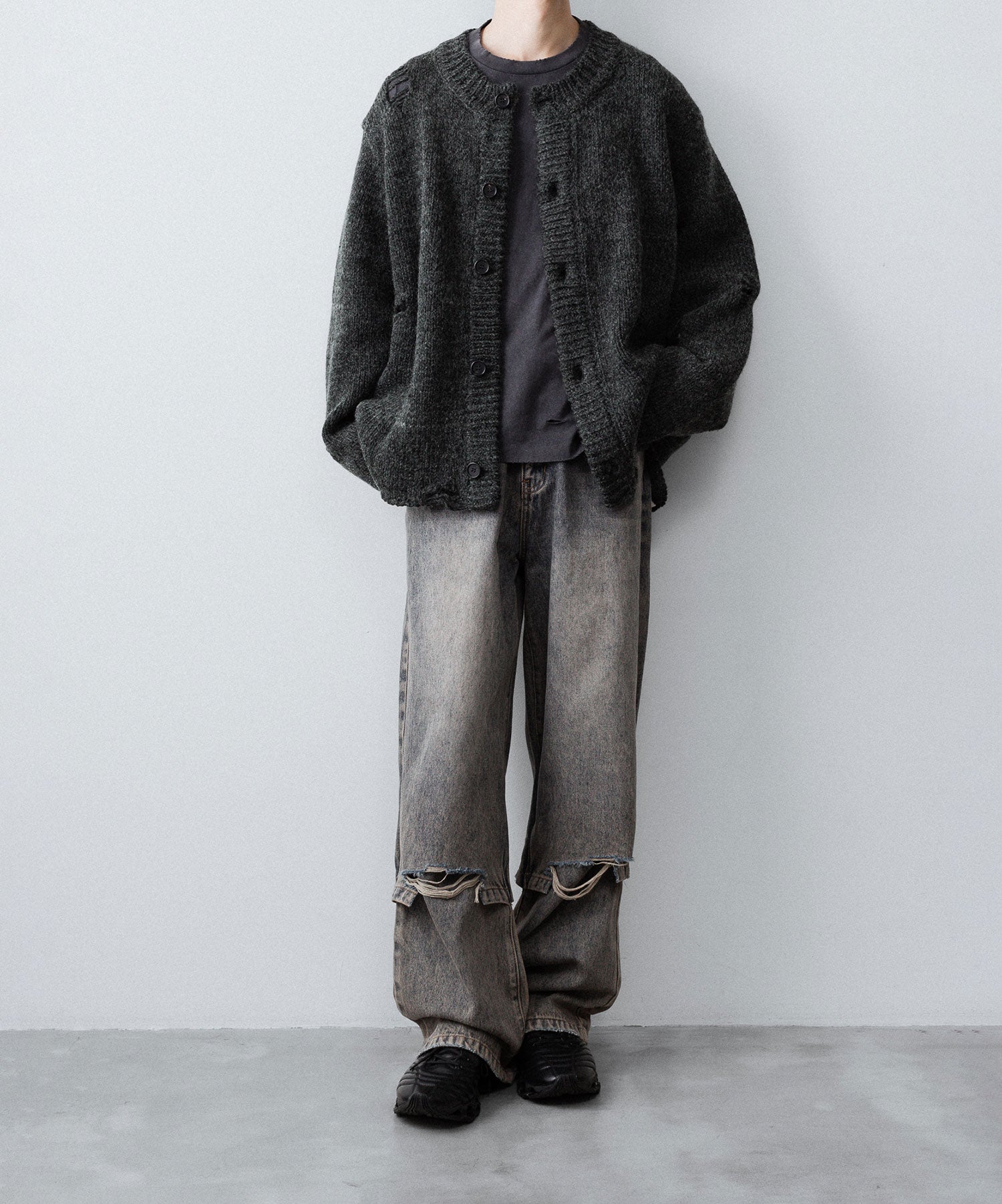 【CODA】DARK GREY 90S ROUND NECK THRASHED CARDIGAN - DARK GREY