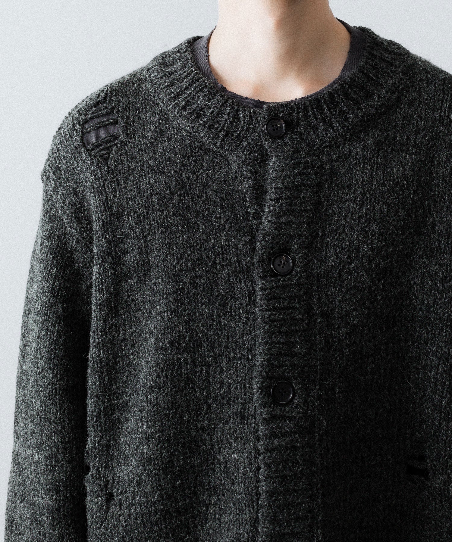 【CODA】DARK GREY 90S ROUND NECK THRASHED CARDIGAN - DARK GREY