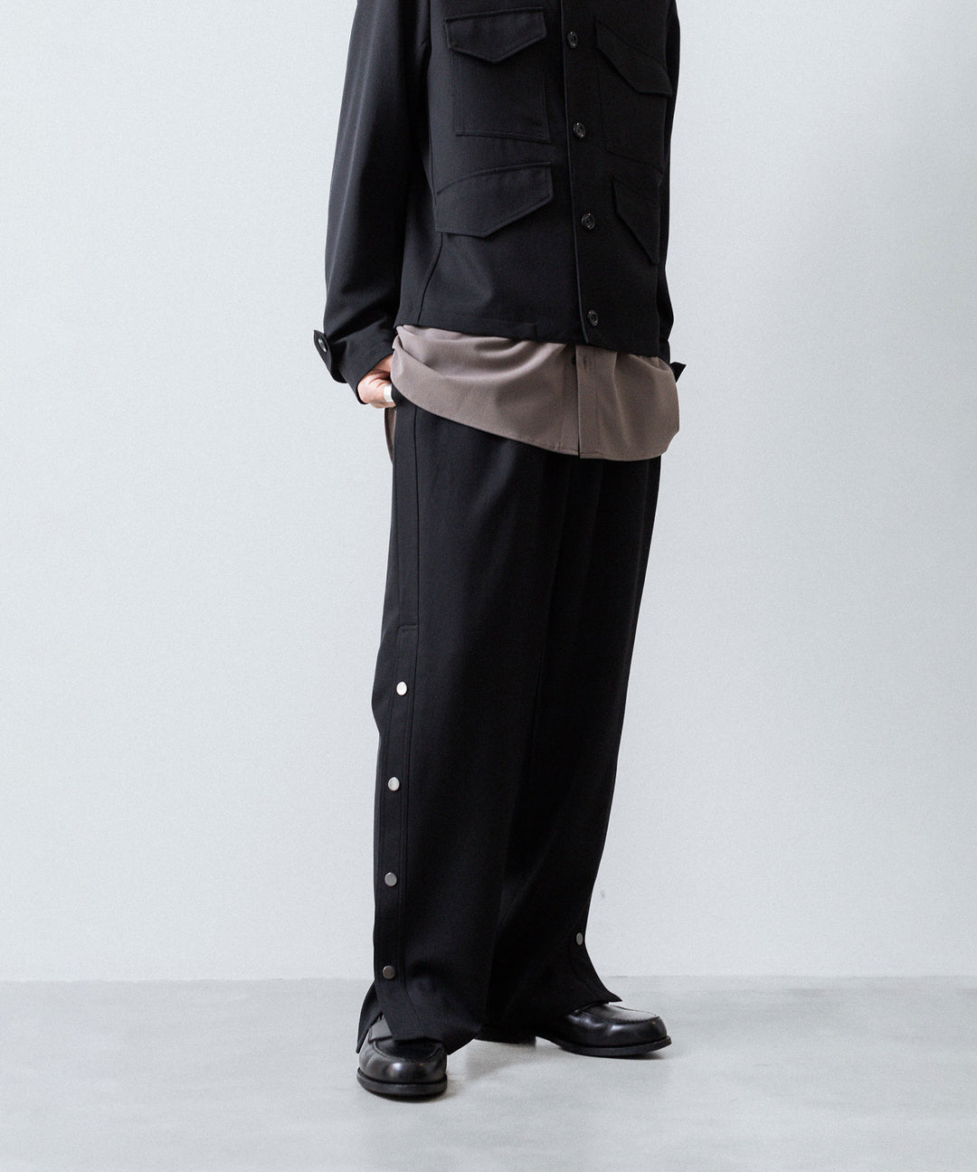 UJOH - ウジョーのBUTTON SLIT PNTのBLACK 公式通販サイトsession福岡セレクトショップ
