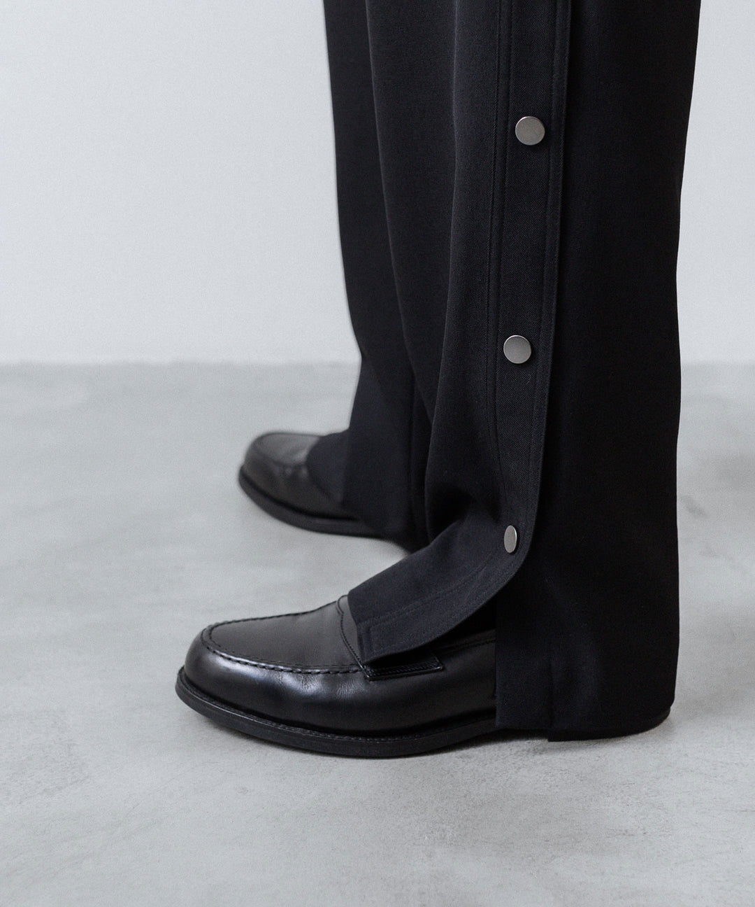UJOH - ウジョーのBUTTON SLIT PNTのBLACK 公式通販サイトsession福岡セレクトショップ