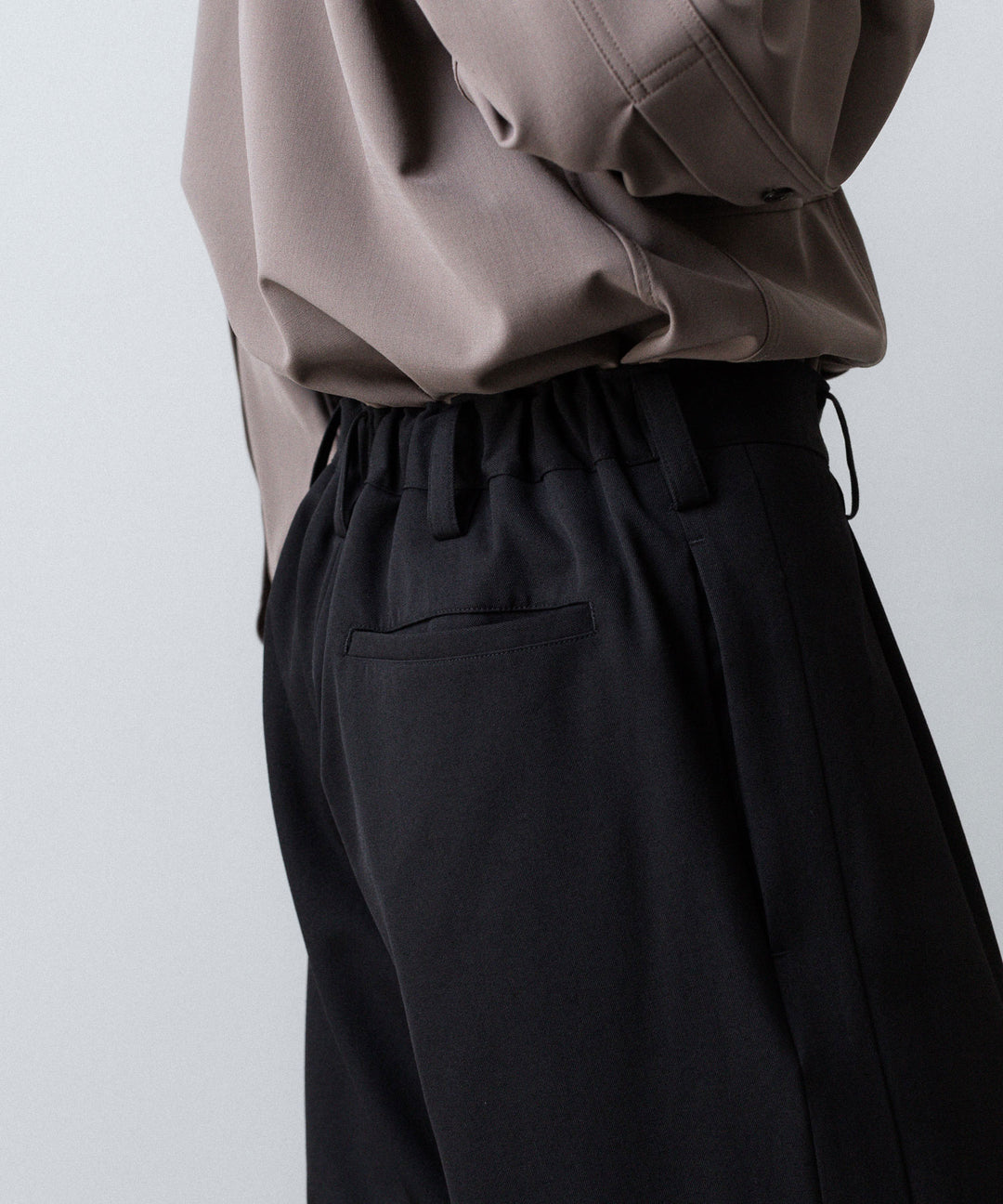 UJOH - ウジョーのBUTTON SLIT PNTのBLACK 公式通販サイトsession福岡セレクトショップ