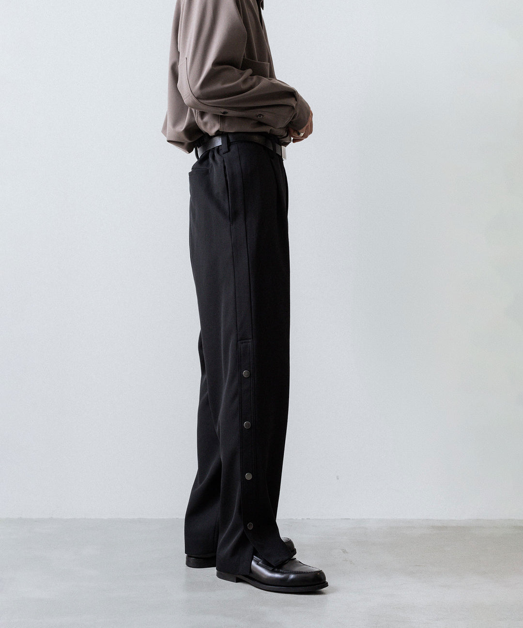 UJOH - ウジョーのBUTTON SLIT PNTのBLACK 公式通販サイトsession福岡セレクトショップ