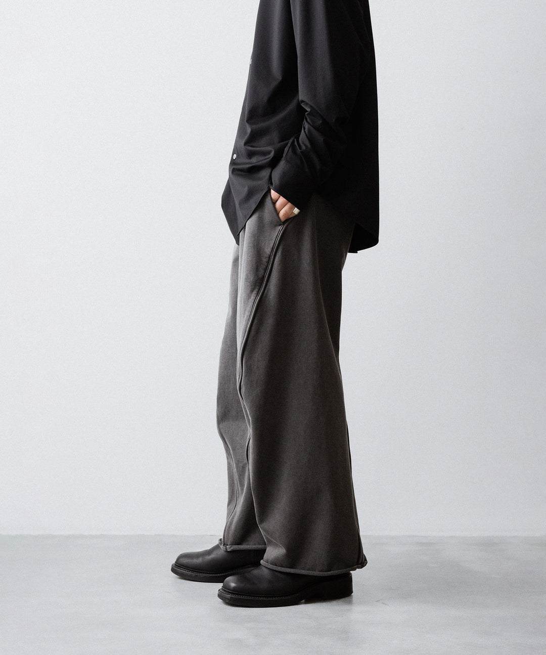 【KANEMASA PHIL.】36G FINE SWEAT DRAPING EASY PANTS - CHARCOAL PIGMENT