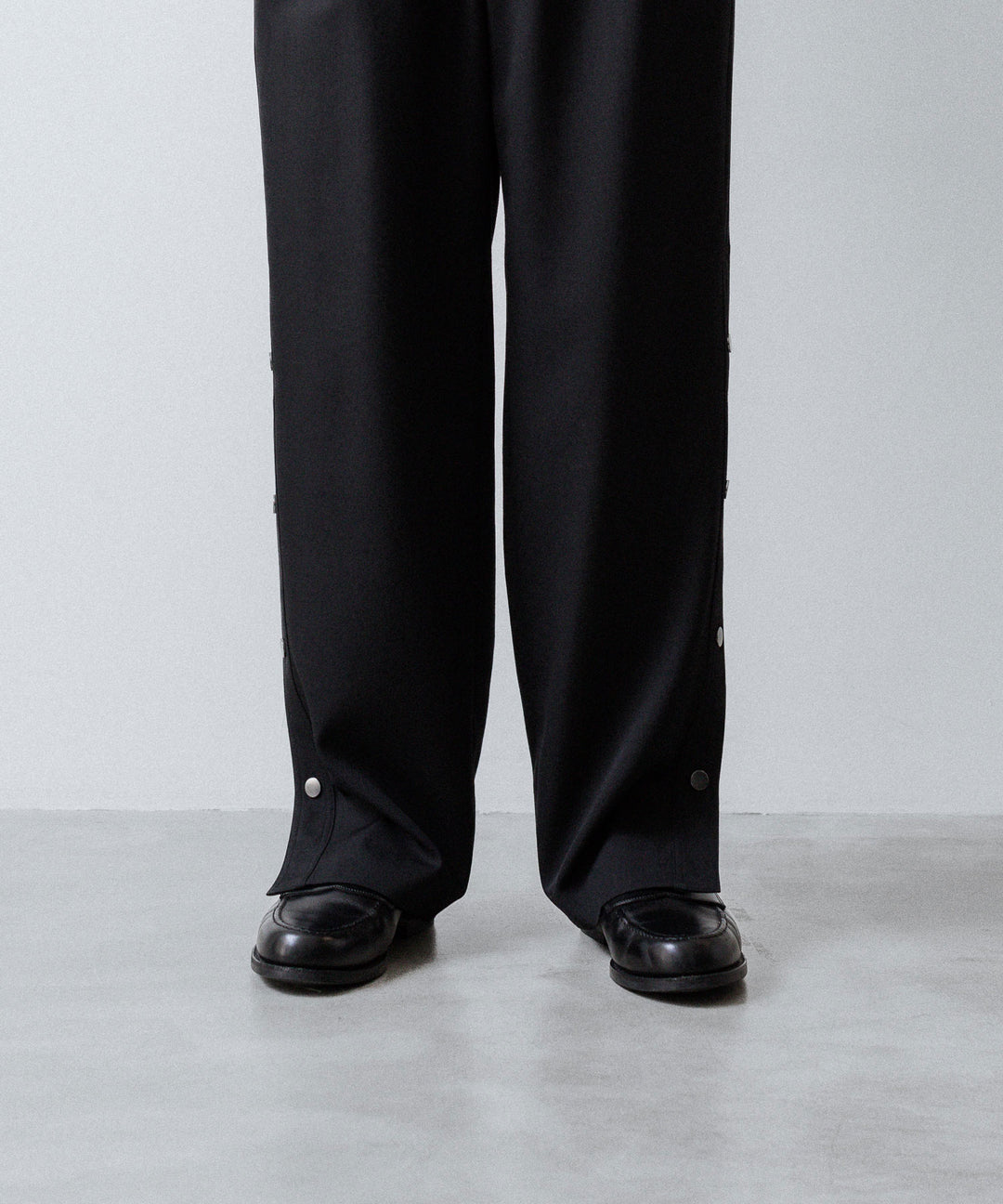 UJOH - ウジョーのBUTTON SLIT PNTのBLACK 公式通販サイトsession福岡セレクトショップ