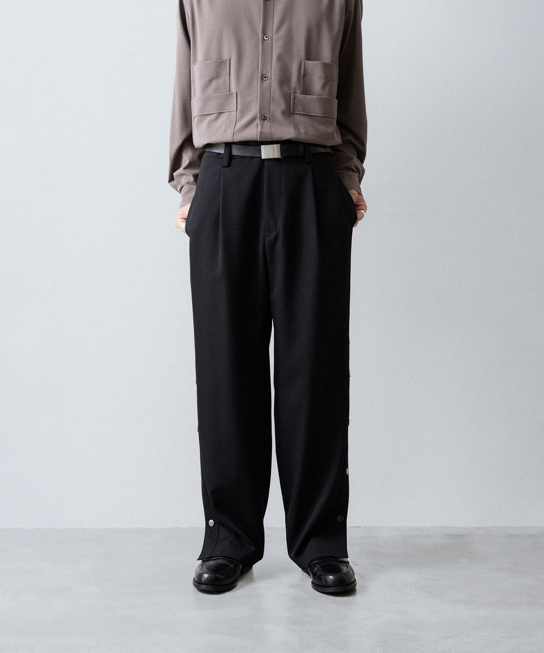 UJOH - ウジョーのBUTTON SLIT PNTのBLACK 公式通販サイトsession福岡セレクトショップ