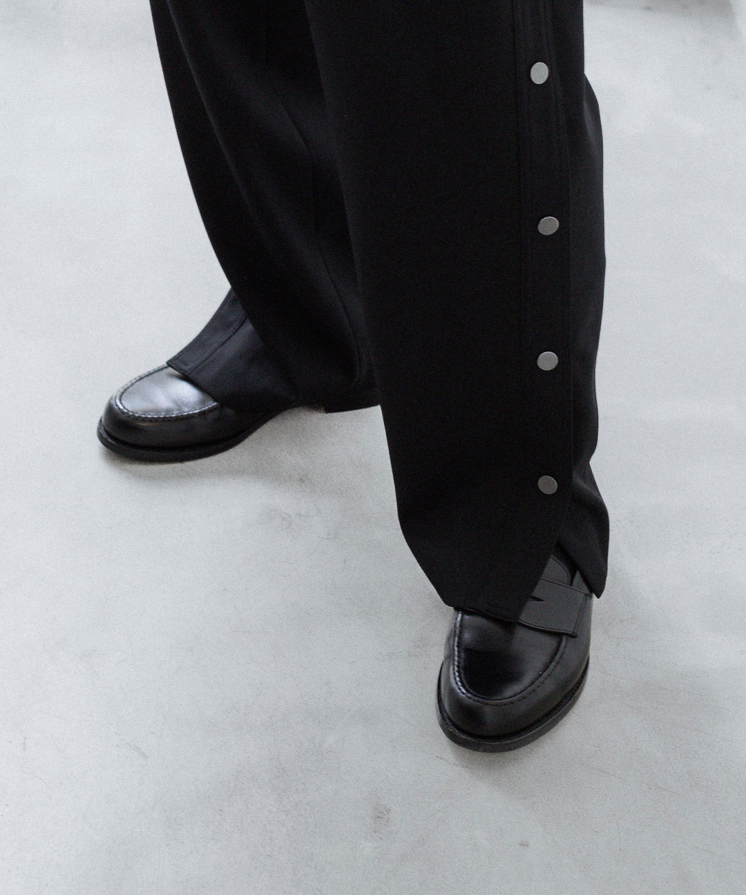 UJOH - ウジョーのBUTTON SLIT PNTのBLACK 公式通販サイトsession福岡セレクトショップ