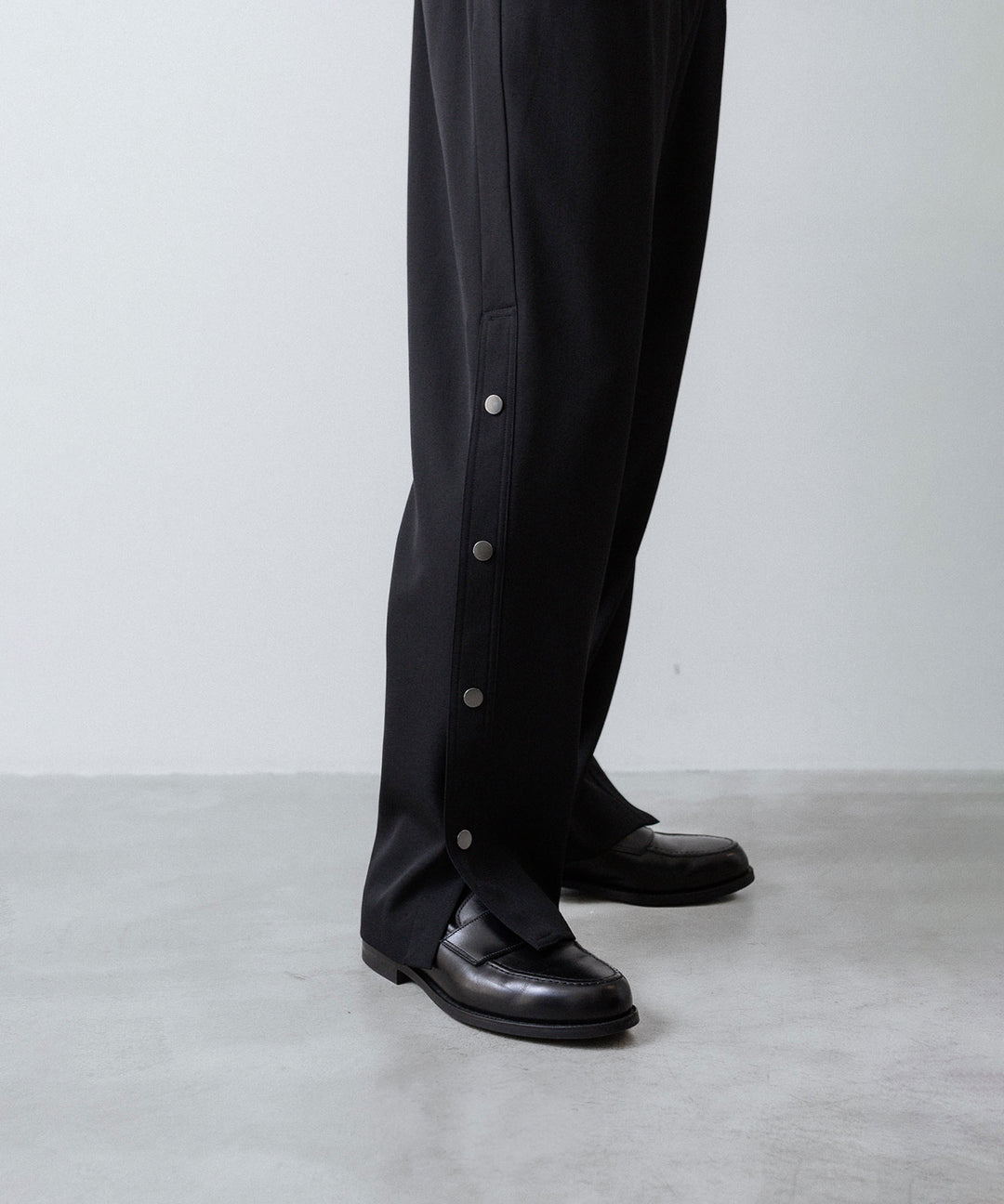 UJOH - ウジョーのBUTTON SLIT PNTのBLACK 公式通販サイトsession福岡セレクトショップ