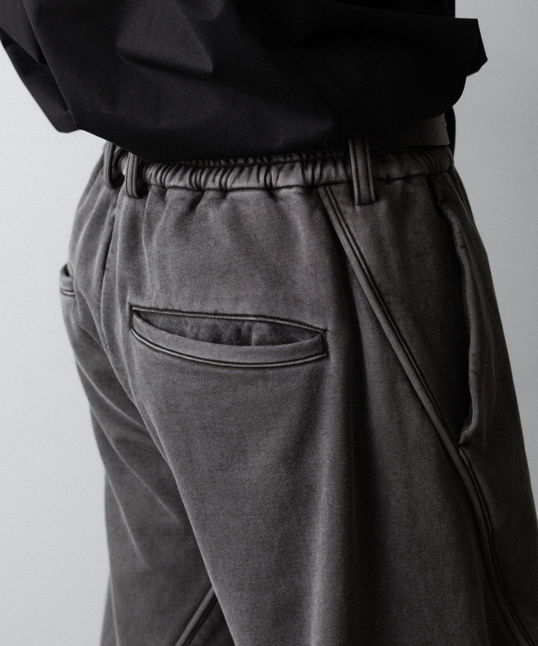 【KANEMASA PHIL.】36G FINE SWEAT DRAPING EASY PANTS - CHARCOAL PIGMENT