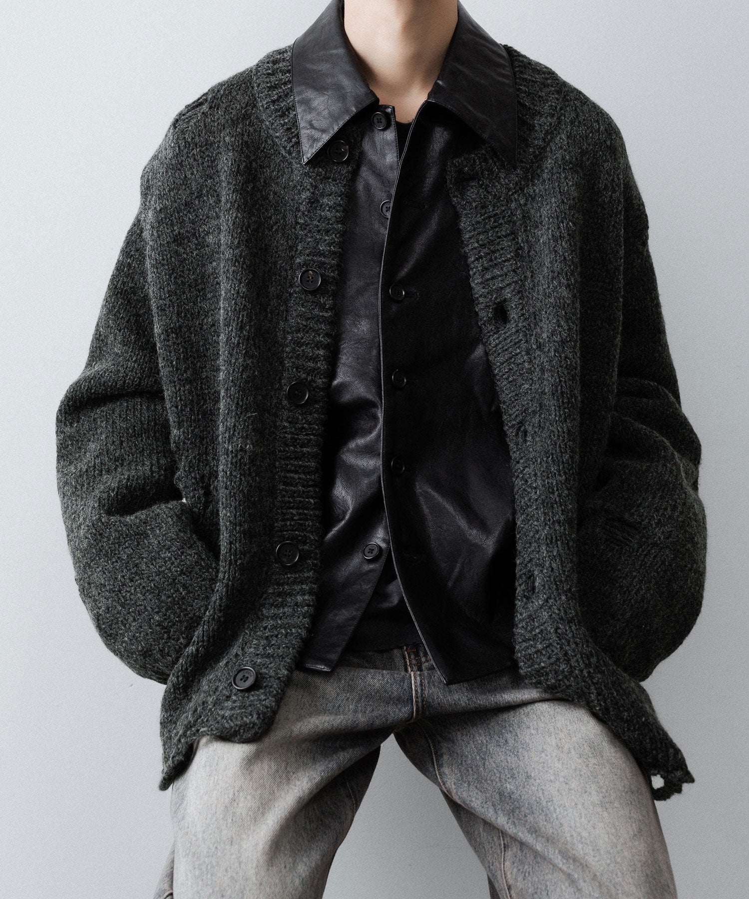【CODA】DARK GREY 90S ROUND NECK THRASHED CARDIGAN - DARK GREY