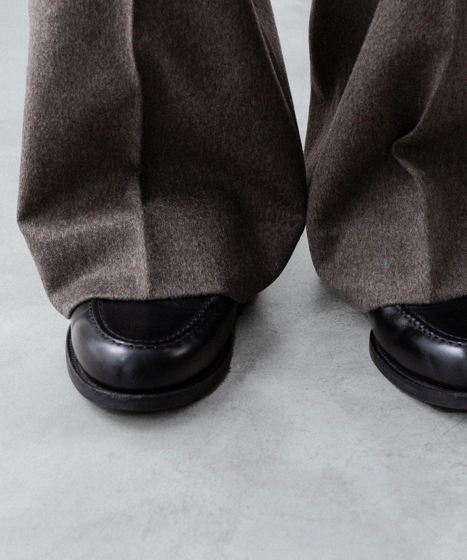 ssstein(シュタイン)のWOOL DOESKIN FLARE TROUSERS - TAUPEの公式通販サイトsession福岡セレクトショップ