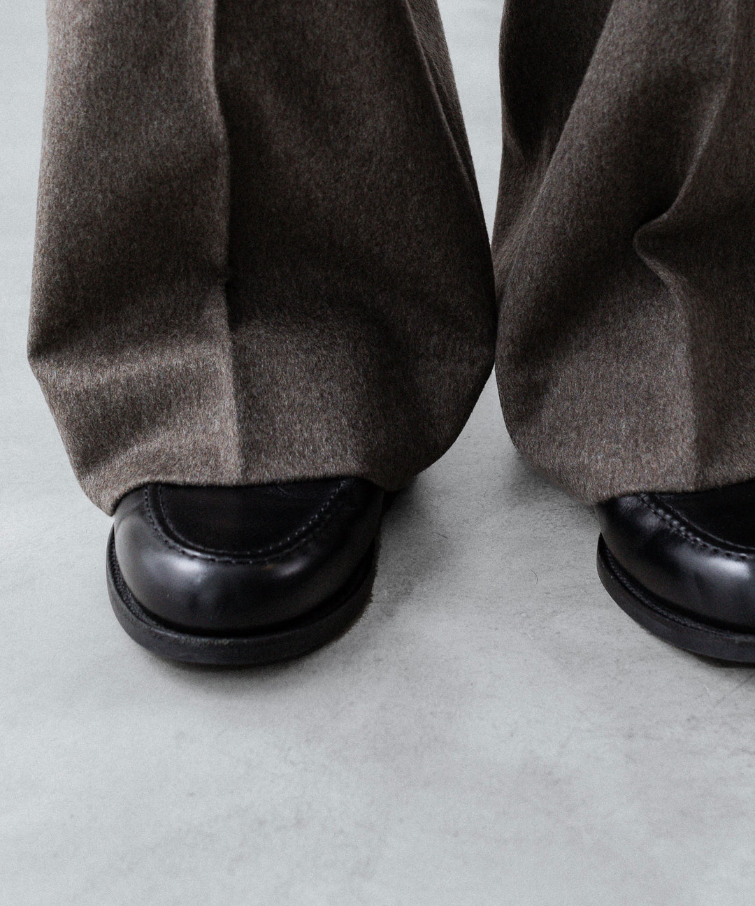 ssstein(シュタイン)のWOOL DOESKIN FLARE TROUSERS - TAUPEの公式通販サイトsession福岡セレクトショップ