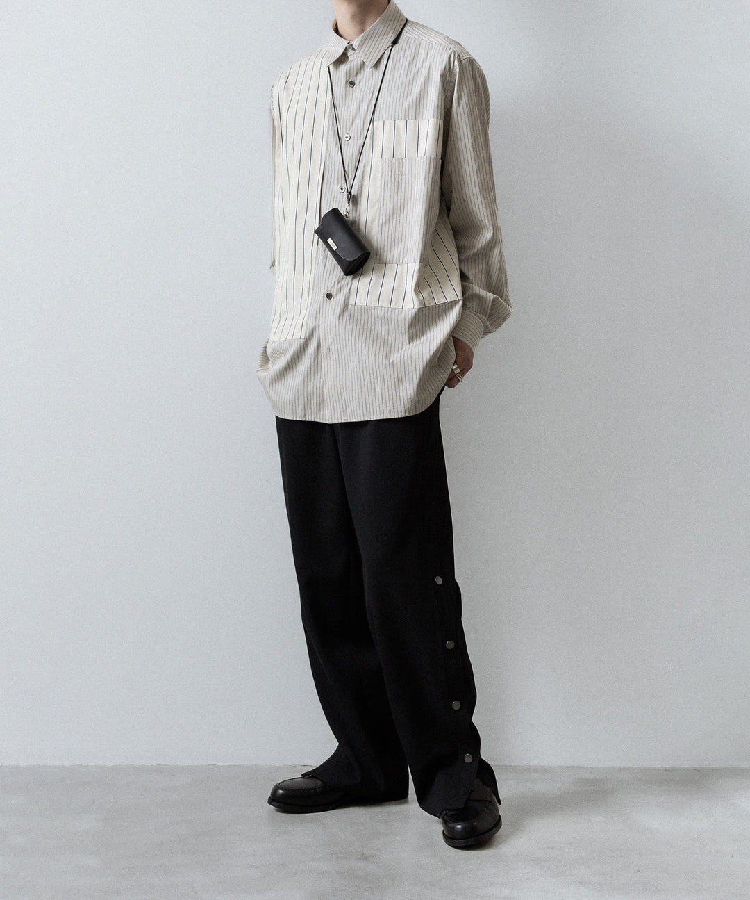 UJOH - ウジョーのBUTTON SLIT PNTのBLACK 公式通販サイトsession福岡セレクトショップ
