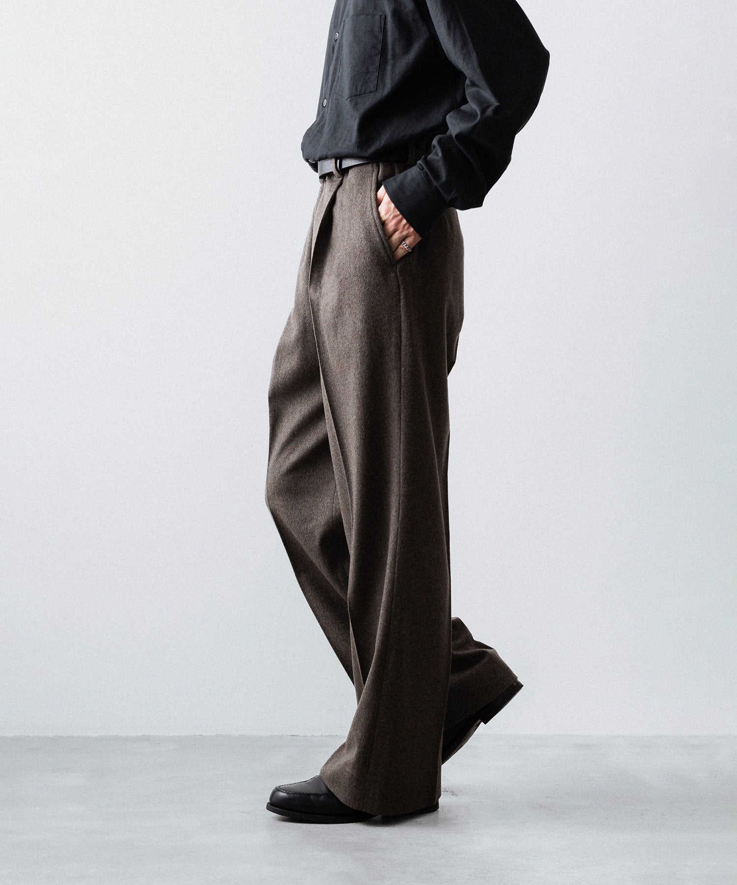 ssstein(シュタイン)のWOOL DOESKIN FLARE TROUSERS - TAUPEの公式通販サイトsession福岡セレクトショップ