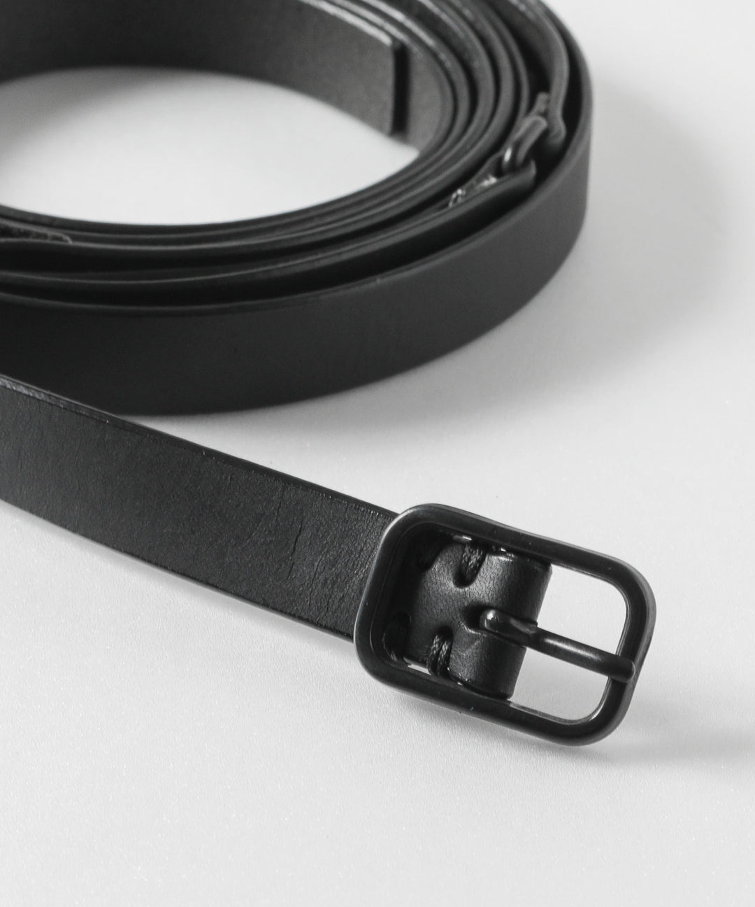 ato(アトウ)のコレクションの定番のCOWHIDE DOUBLE BELTのBLACK