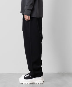 ATTACHMENT(アタッチメント)のPE STRETCH DOUBLE CLOTH BELTED TAPERED FIT TROUSERSのBLACK  