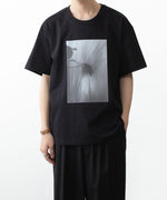 画像をギャラリービューアに読み込む, ATTACHMENT アタッチメントの30//2 SUVIN JERSEY PRINT TEE - BLACKの公式通販サイトsession福岡セレクトショップ
