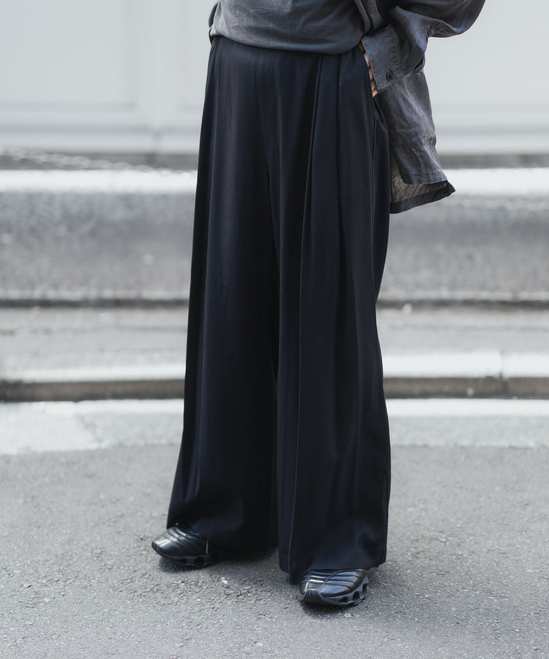ANTHEM A-アンセムエーのSILKY VISCOSE 2TUCK FLARE EASY PANTSのBLACK 公式通販サイトsession福岡セレクトショップ