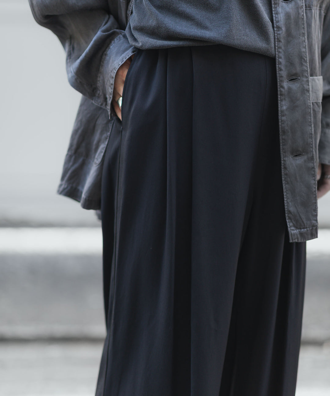 ANTHEM A-アンセムエーのSILKY VISCOSE 2TUCK FLARE EASY PANTSのBLACK 公式通販サイトsession福岡セレクトショップ