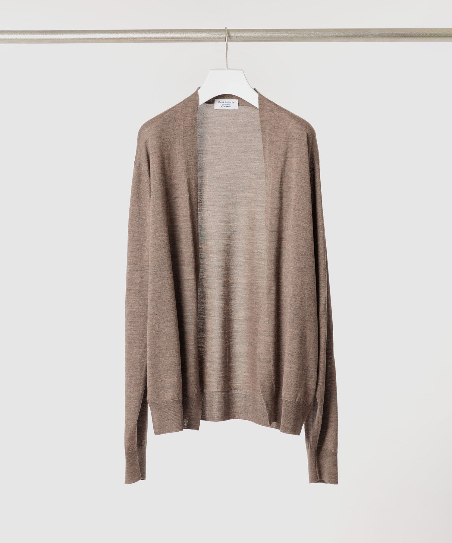 ATTACHMENT アタッチメント × JOHN SMEDLEYの× JOHN SMEDLEY MERINO EXTRAFINE BUTTONLESS V NECK CARDIGAN - D.CAMELの公式通販サイトsession福岡セレクトショップ