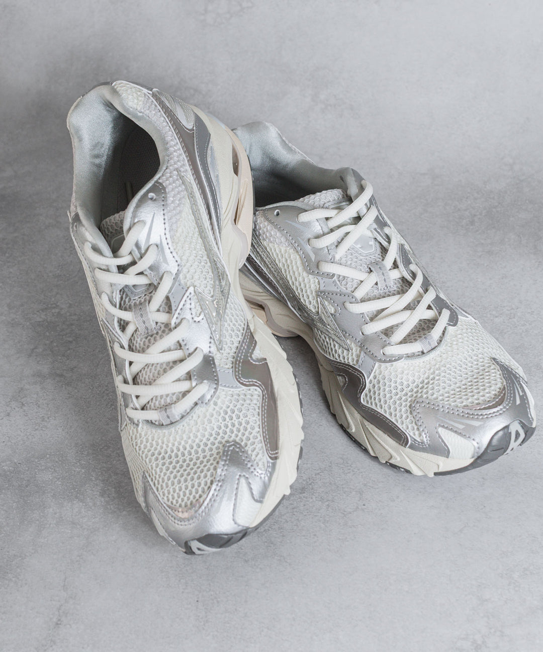 MIZUNO-ミズノのWAVE RIDER 10のWHITE×LIGHT BEIGE×SILVER公式通販サイトsession福岡セレクトショップ 