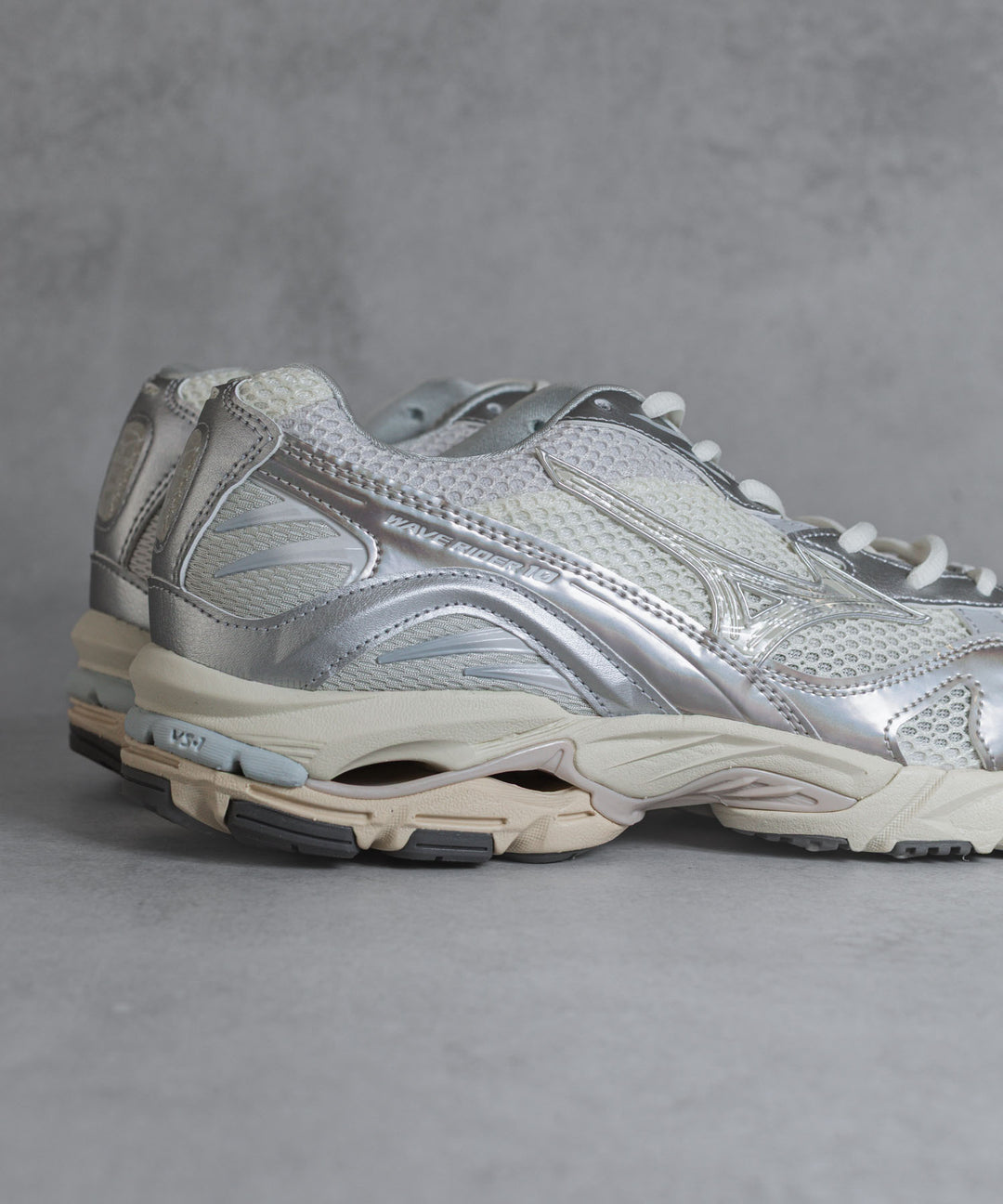 MIZUNO-ミズノのWAVE RIDER 10のWHITE×LIGHT BEIGE×SILVER公式通販サイトsession福岡セレクトショップ 