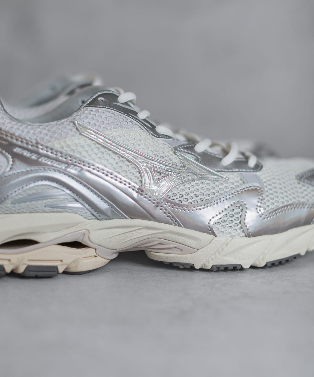 MIZUNO-ミズノのWAVE RIDER 10のWHITE×LIGHT BEIGE×SILVER公式通販サイトsession福岡セレクトショップ 