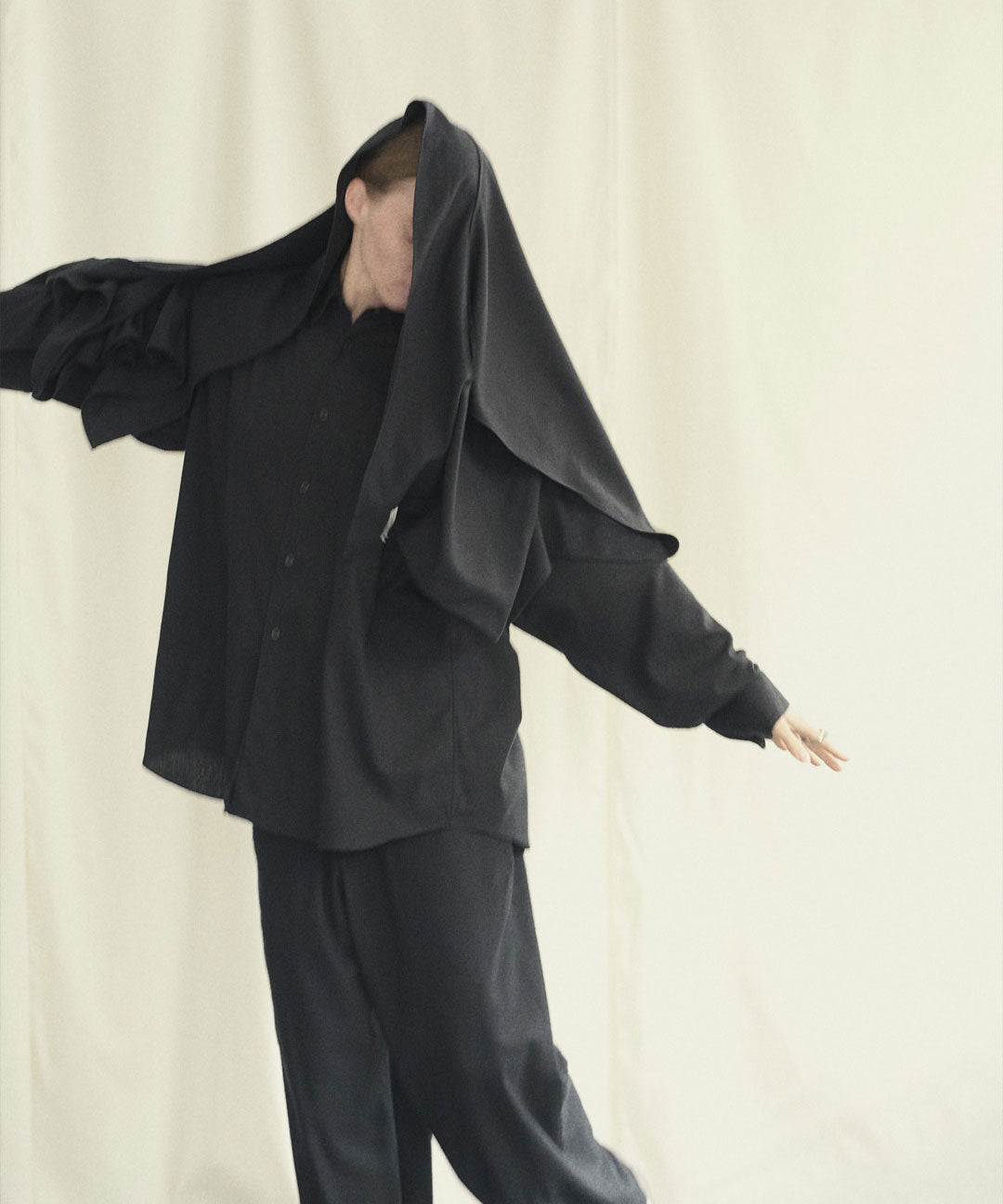 【INTÉRIM】SILK NOIL SQUARE CLOTH STOLE - BLACK