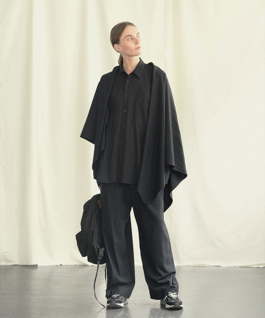【INTÉRIM】SILK NOIL SQUARE CLOTH STOLE - BLACK