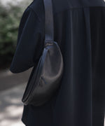 画像をギャラリービューアに読み込む, ssstein シュタインのLEATHER SLING BAGのBLACK 公式通販サイトsession福岡セレクトショップ

