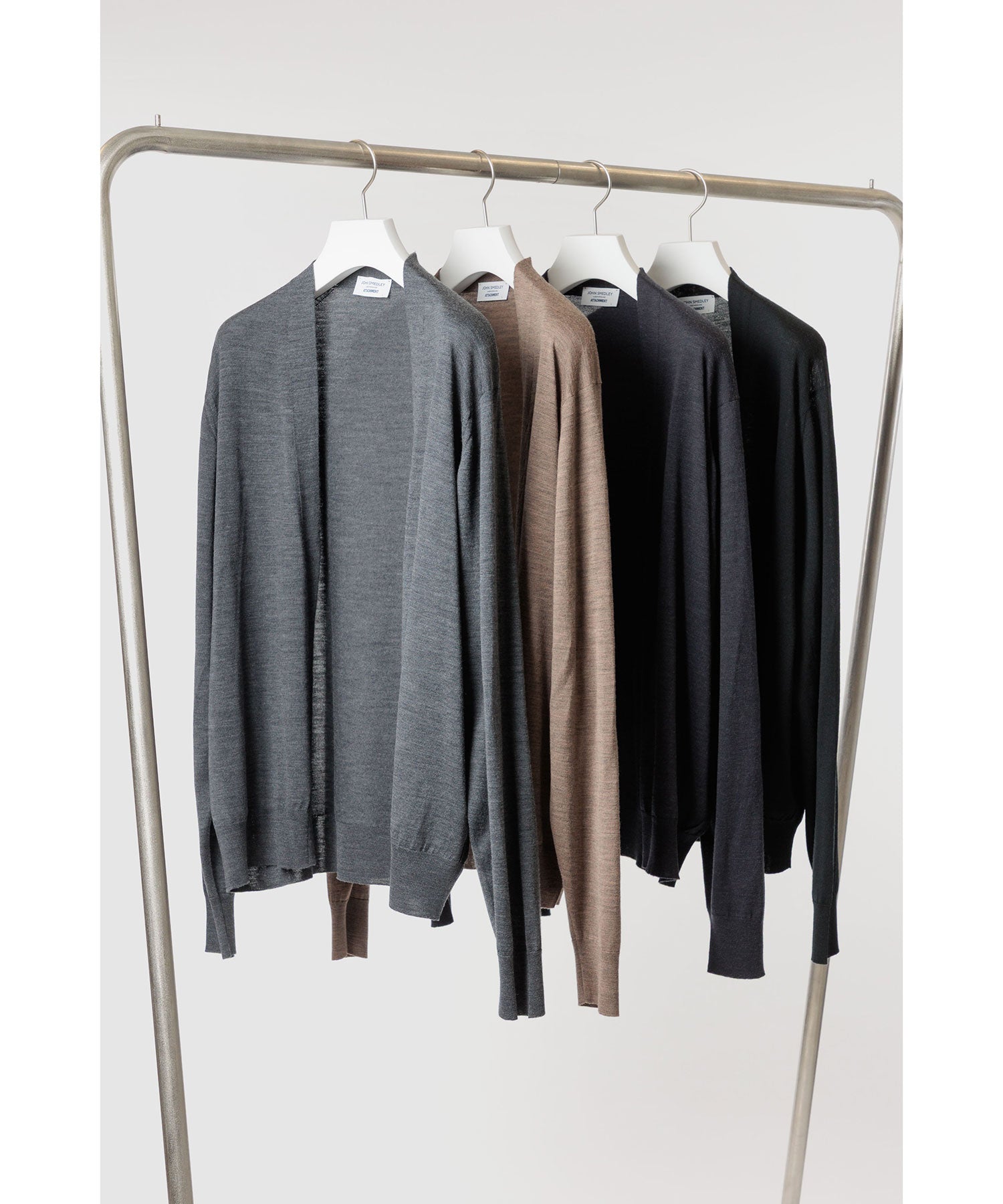 ATTACHMENT アタッチメント × JOHN SMEDLEYの× JOHN SMEDLEY MERINO EXTRAFINE BUTTONLESS V NECK CARDIGAN - D.CAMELの公式通販サイトsession福岡セレクトショップ