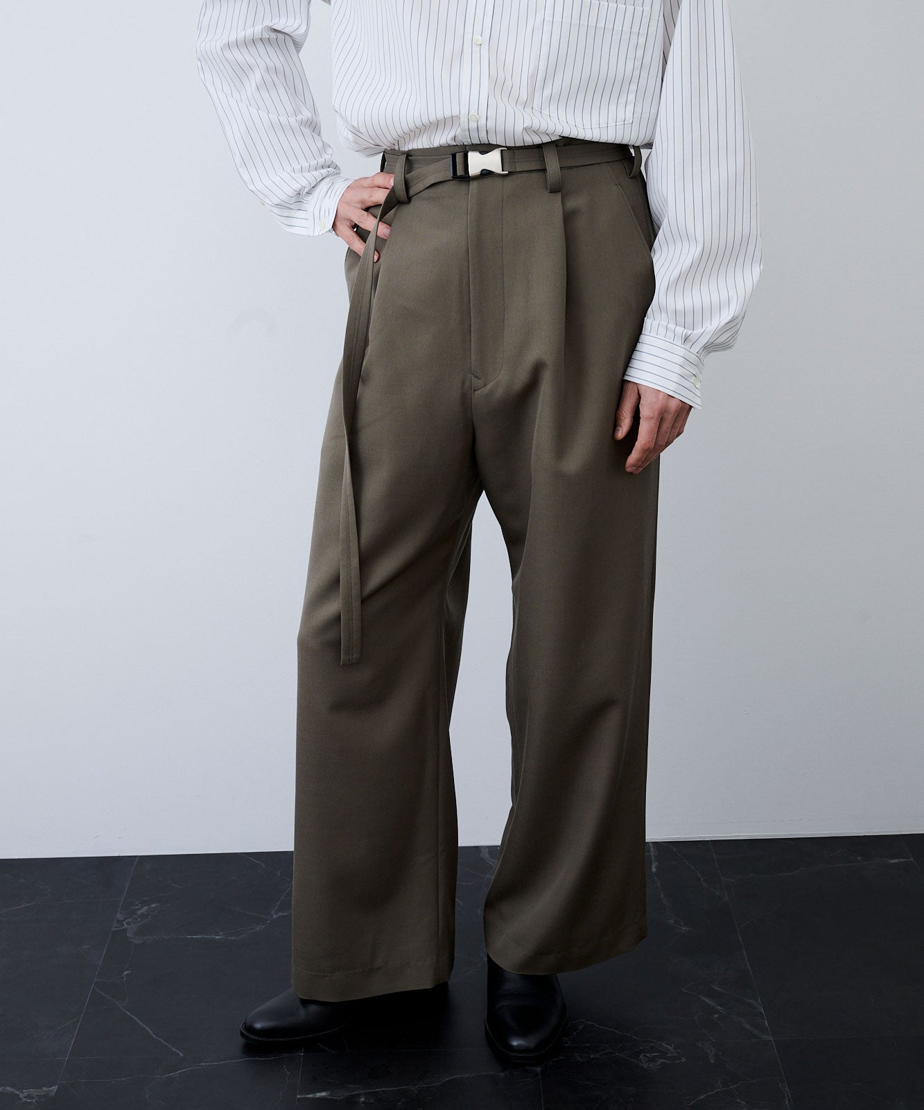 UJOH ウジョーのBELTED WIDE STRAIGHT PNT MOSS GRAYの公式通販サイトsession福岡セレクトショップ