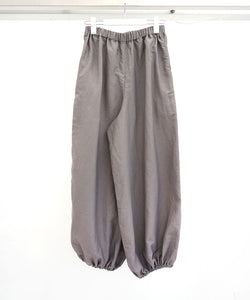 Kujaku(クジャク)の24SSコレクションのEASY WIDE TROUSERS