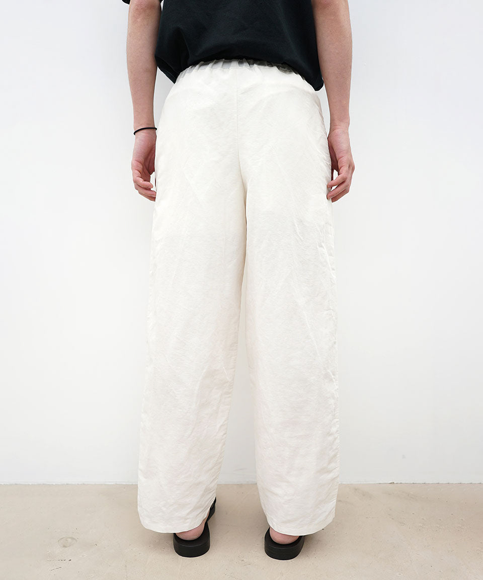 Kujaku(クジャク)の24SSコレクションのEASY TROUSERS