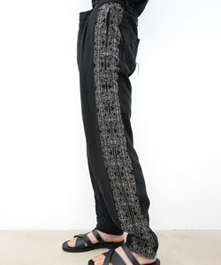 Kujaku(クジャク)の24SSコレクションの LINEN SIDE LINE TROUSERS