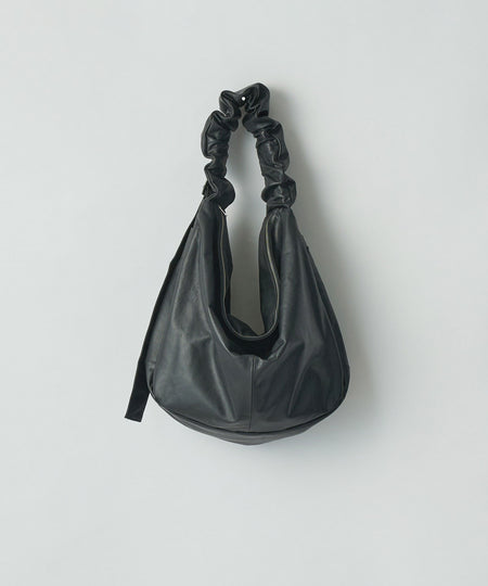 【ssstein】GOAT LEATHER SHIRRING HANDLE SHOULDER BAG - BLACK