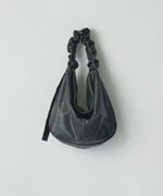 画像をギャラリービューアに読み込む, ssstein(シュタイン)のGOAT LEATHER SHIRRING HANDLE SHOULDER BAG - BLACKの公式通販サイトsession福岡セレクトショップ
