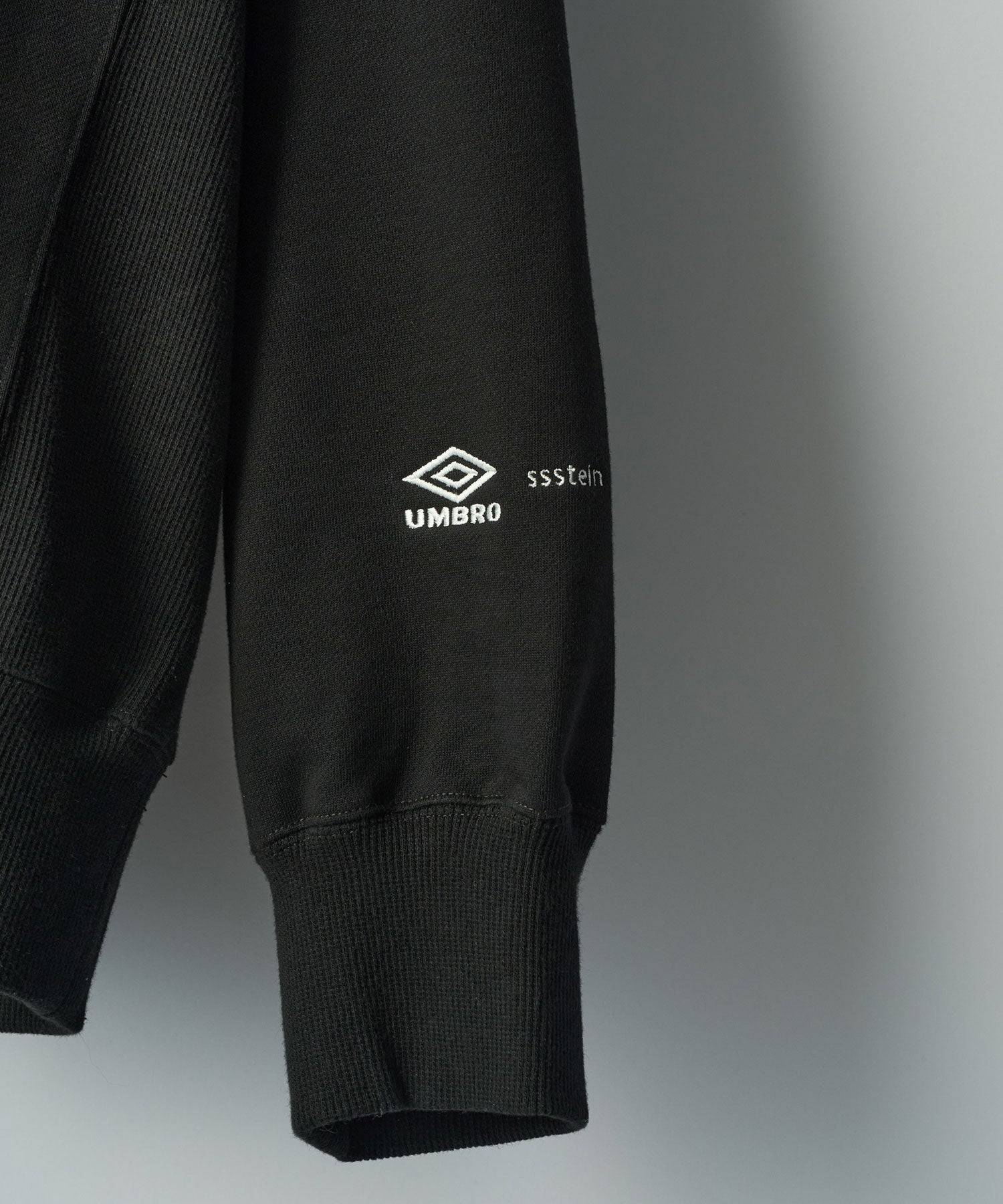 トップス ssstein UMBRO HIGH GAUGE COTTON SWEAT LS ssstein × UMBRO】HIGH GAUGE COTTON SWEAT LS - BLACK | 公式通販