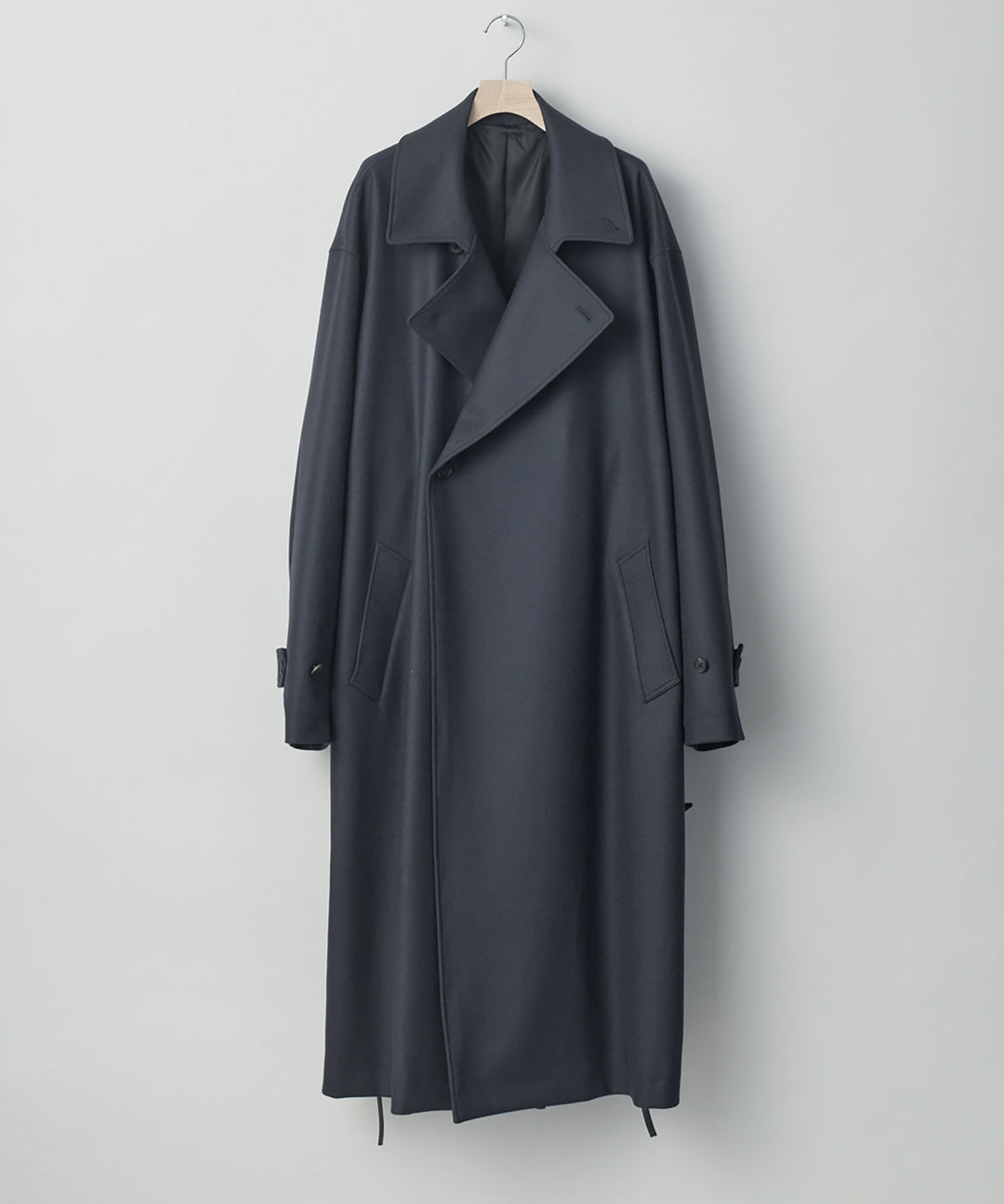 stein(シュタイン)の23AWコレクションOVERESIZED DOUBLE BREASTED COATのDARK CHARCOAL