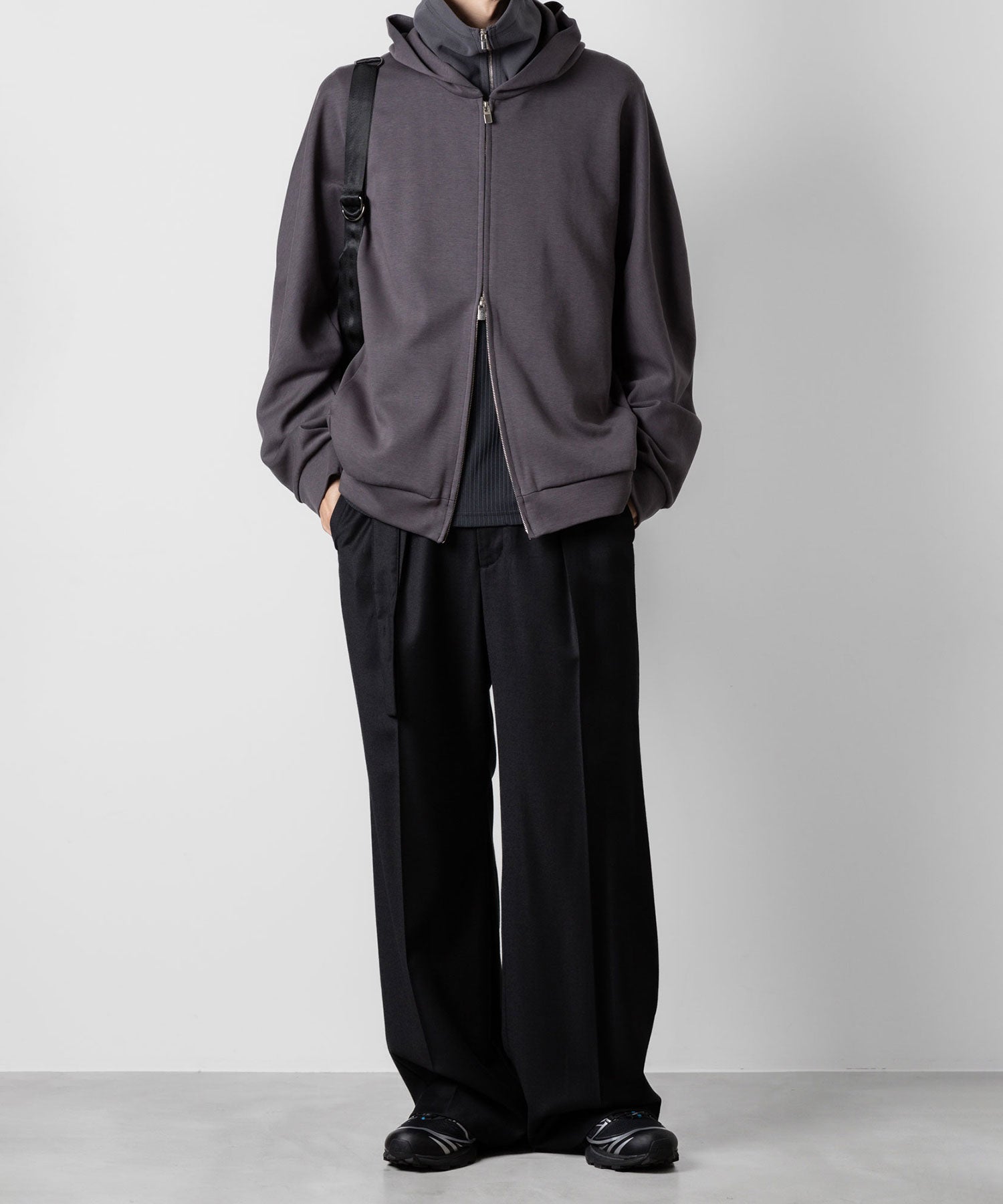 【 ATTACHMENT 】WASHABLE WO/PE STRETCH SAXONY BELTED WIDE TROUSERS - D.GRAY