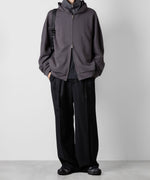 画像をギャラリービューアに読み込む, 【 ATTACHMENT 】WASHABLE WO/PE STRETCH SAXONY BELTED WIDE TROUSERS - D.GRAY
