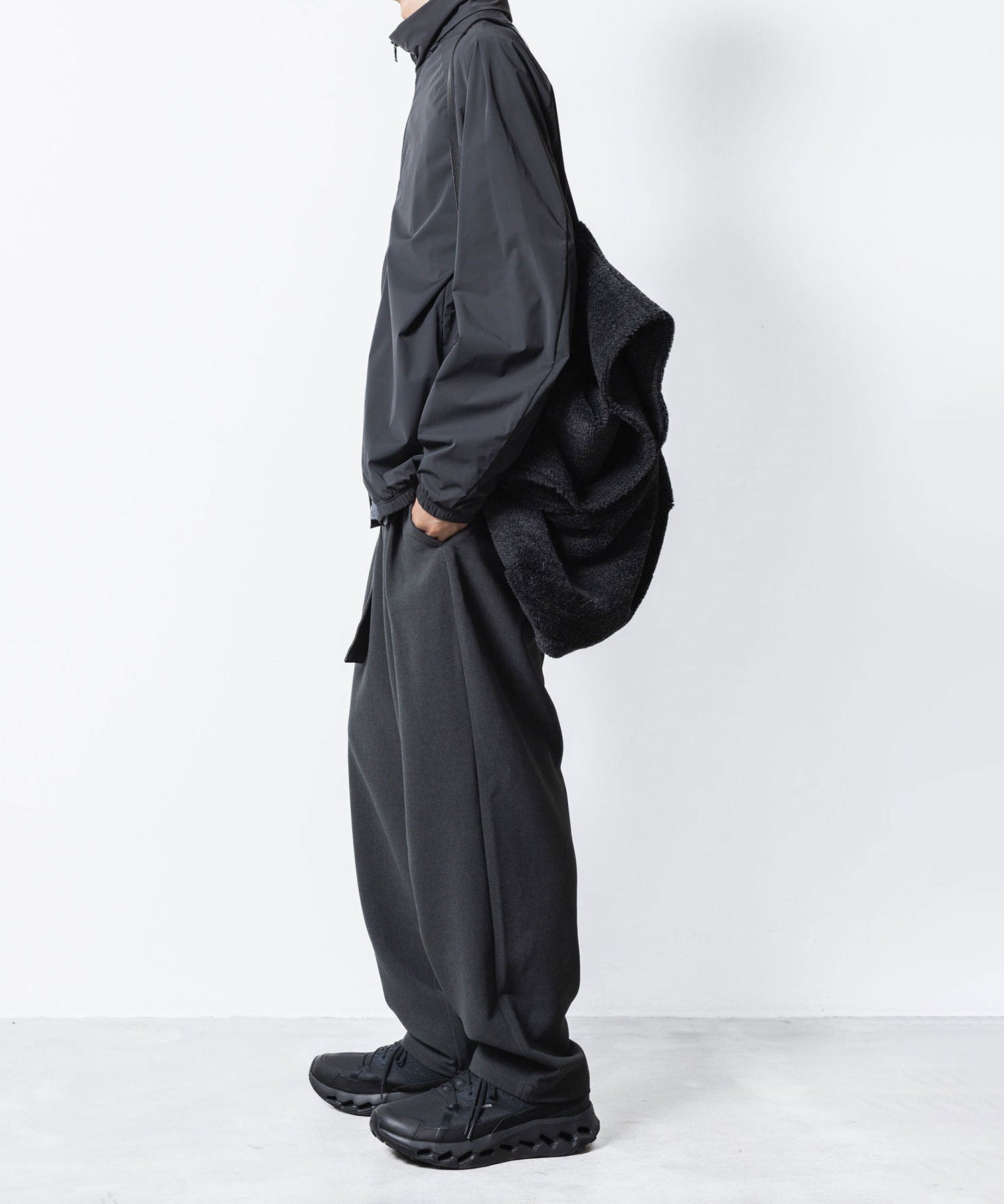 ATTACHMENT アタッチメントのPE STRETCH DOUBLE CLOTH BELTED WIDE TAPERD TROUSERS - X.GRAYの公式通販サイトsession福岡セレクトショップ