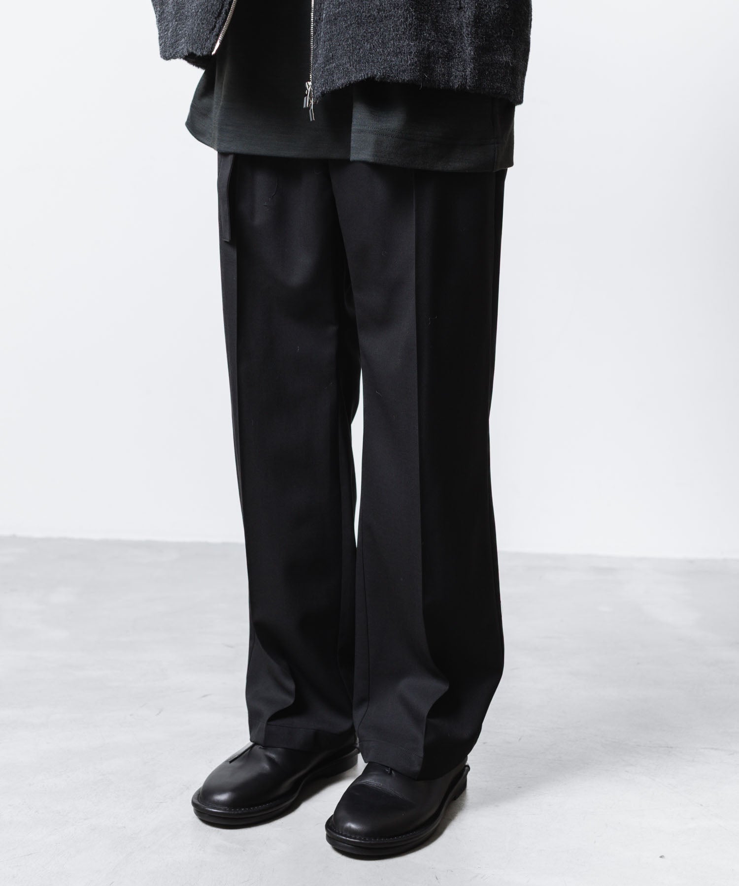 ATTACHMENT / EXCLUSIVE ITEMアタッチメントのWO/PE STRECH GABARDINE BELTED TROUSERS - BLACKの公式通販サイトsession福岡セレクトショップ
